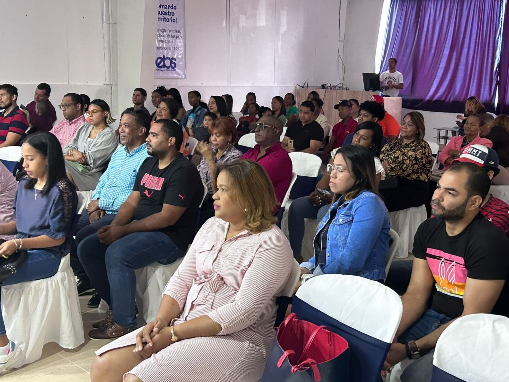 Congregación de la Iglesia El Buen Samaritano en servicio de adoración