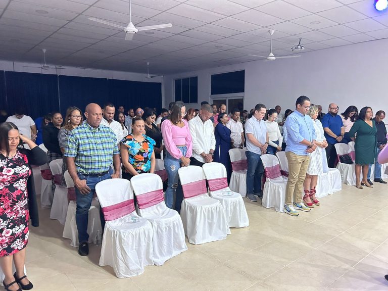Congregación en oración durante servicio dominical